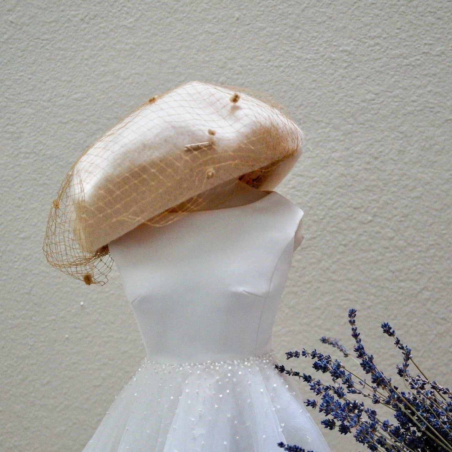 Women's mysterious Beret with Veil